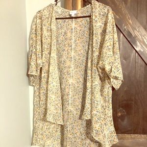 Beautiful sheer cream w/floral Lindsay kimono